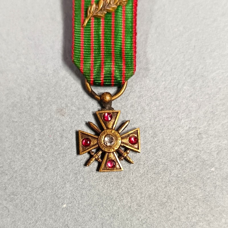 FRANCE REDUCTION DE LA MEDAILLE CROIX DE GUERRE DATE 1915 AVEC PETITS RUBIS OU PIERRES GUERRE 1914 1918